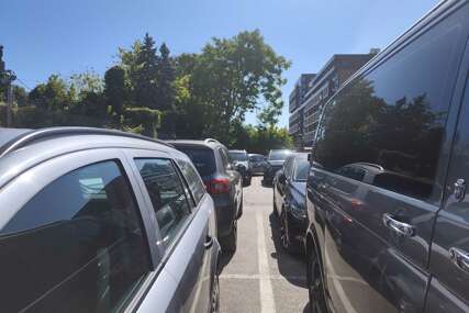 "Samo sam izašla po uloške, a ‘ladno su mi napisali kaznu" Polemika oko NAPLATE PARKINGA u Banjaluci ne jenjava, GRAĐANI OSULI PALJBU