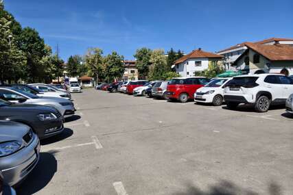 (FOTO) "Uštedio" marku, platiće 25 KM: Banjalučani KAŽNJENI I PRED KRAJ NAPLATE, kontrolori "zaredali" po parkingu