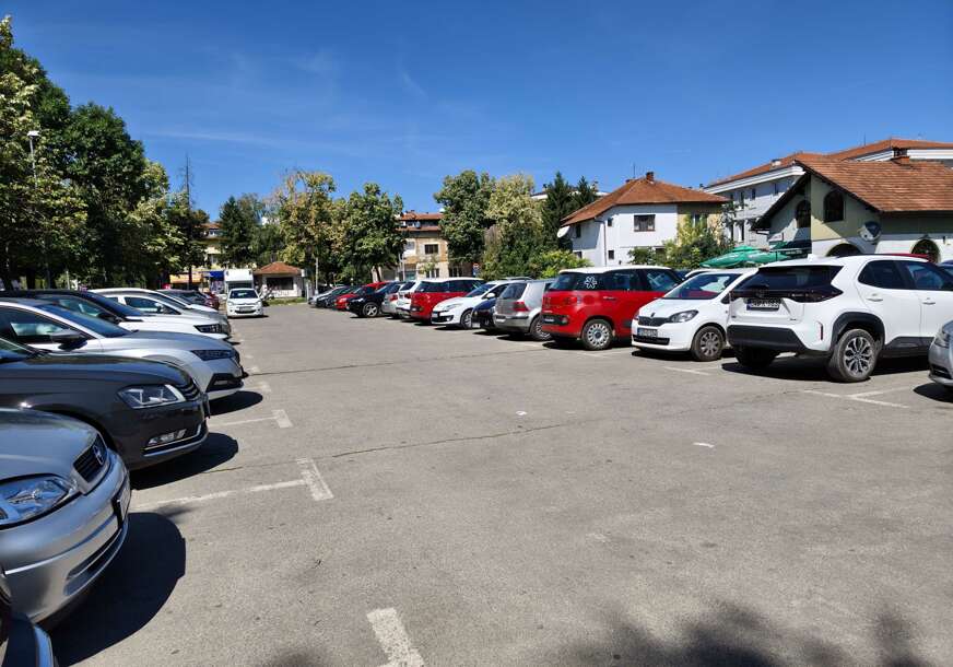 (FOTO) "Uštedio" marku, platiće 25 KM: Banjalučani KAŽNJENI I PRED KRAJ NAPLATE, kontrolori "zaredali" po parkingu