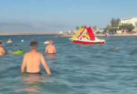 (VIDEO) "Marš ti iz mora" Haos na plaži u Hrvatskoj, turisti zatečeni onim što su ugledali u vodi