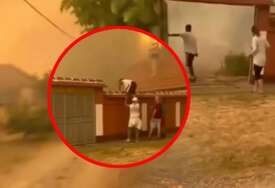 (VIDEO) Vatra stigla do kuća: Ljudi u panici preskaču ograde, pokušavaju da spasu šta se spasiti može