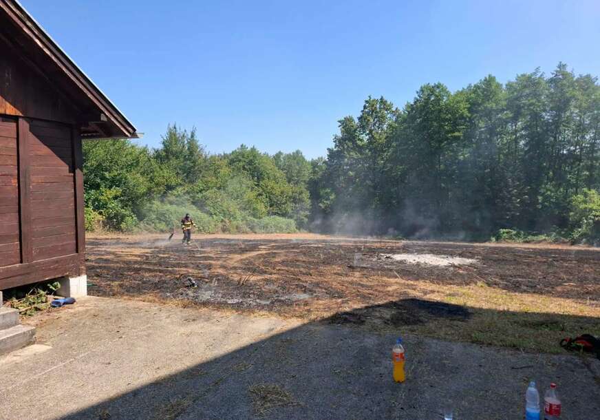 (FOTO) Visoke temperature donijele više intervencija: Banjalučki vatrogasci gasili 3 požara na otvorenom
