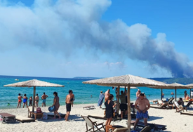 (VIDEO) PAKAO NA OMILJENOM LJETOVALIŠTU Vatra guta Halkidiki, stotine turista evakuisane, prijete kazne