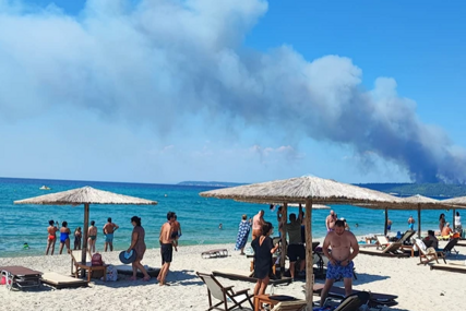 (VIDEO) PAKAO NA OMILJENOM LJETOVALIŠTU Vatra guta Halkidiki, stotine turista evakuisane, prijete kazne