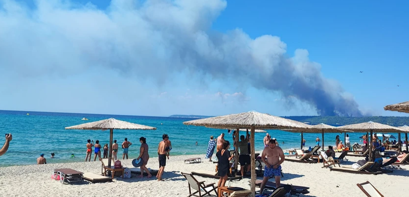(VIDEO) PAKAO NA OMILJENOM LJETOVALIŠTU Vatra guta Halkidiki, stotine turista evakuisane, prijete kazne