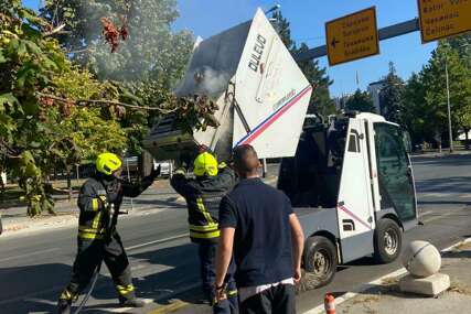 (FOTO) Vatrogasci imali pune ruke posla: Gasili i požar na vozilu „Čistoće“ u centru Banjaluke