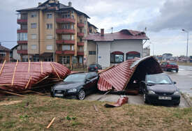 (VIDEO, FOTO) "Poput uragana" Pogledajte u kojem je gradu OLUJA NAPRAVILA HAOS, ovaj čovjek za dlaku izbjegao nesreću