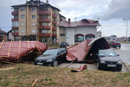 (VIDEO, FOTO) "Poput uragana" Pogledajte u kojem je gradu OLUJA NAPRAVILA HAOS, ovaj čovjek za dlaku izbjegao nesreću