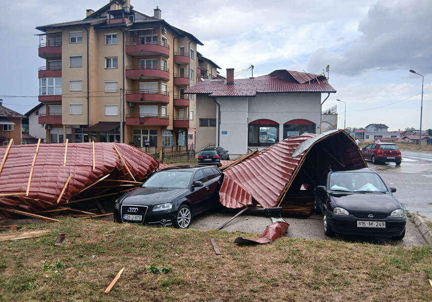 (VIDEO, FOTO) "Poput uragana" Pogledajte u kojem je gradu OLUJA NAPRAVILA HAOS, ovaj čovjek za dlaku izbjegao nesreću