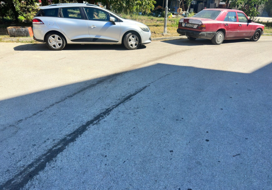 (FOTO) "Zar treba djeca da se zaraze, pa da neko reaguje" Ogorčeni mještani Lauša pokazali kako im IZGLEDAJU ULICE nakon odvoza otpada