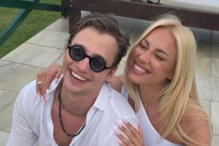 (FOTO) Ljubav cvjeta na moru: Sara Jo i Aleksej uživaju u skrivenoj uvali, fotografije privukle veliku pažnju