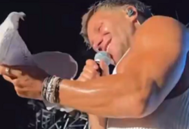 (VIDEO) DJEVOJKA MU BACILA BRUS Hit scena na koncertu Saše Kovačevića, pjevač ne može sakriti osmijeh