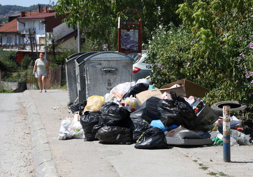 (FOTO) Pored praznih kontejnera – GOMILA SMEĆA: Ovaj prizor iz banjalučkog naselja niko ne želi pred svojim ulazom