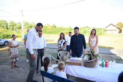 (FOTO) Porodica - temelj i najvažniji stub društva: Igor Dodik i Srđan Amidžić posjetili Đekiće u Kozarskoj Dubici
