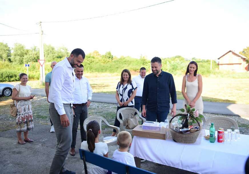 (FOTO) Porodica - temelj i najvažniji stub društva: Igor Dodik i Srđan Amidžić posjetili Đekiće u Kozarskoj Dubici