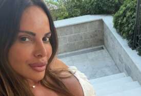 (FOTO) Ponosna mama: Sonja Vuksanović UŽIVA SA KĆERKAMA NA MORU, oko njih idiličan prizor