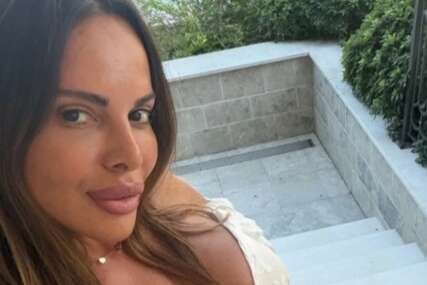 (FOTO) Ponosna mama: Sonja Vuksanović UŽIVA SA KĆERKAMA NA MORU, oko njih idiličan prizor