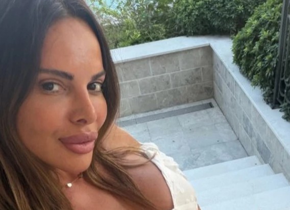 (FOTO) Ponosna mama: Sonja Vuksanović UŽIVA SA KĆERKAMA NA MORU, oko njih idiličan prizor