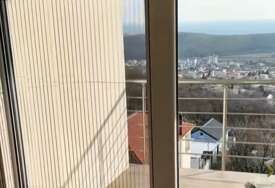 (VIDEO) "Tri minuta kad me pojuri medvjed iz te šumetine" Apartman u Sutomoru oglasili da je "3 minuta od plaže", pa pokazali pogled sa terase