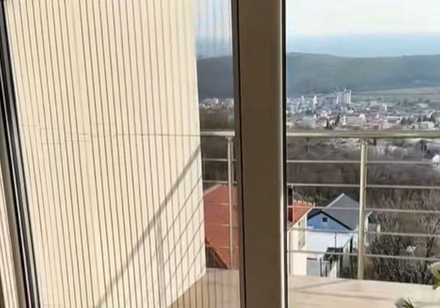 (VIDEO) "Kad me pojuri medvjed iz te šumetine" Apartman u Sutomoru oglasili da je "3 minuta od plaže", pa pokazali pogled sa terase