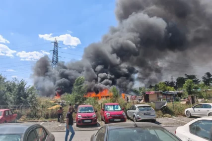 (VIDEO) ČUJU SE JAUCI Vatrogasci se bore s vatrenom stihijom koja se širi, dim se vidi kilometrima