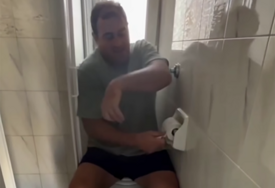 (VIDEO) "Tu obaviš šta treba, a BRIŠEŠ SE U KUHINJI" Smijurija u grčkom apartmanu, turisti snimili toalet koji je postao viralni hit
