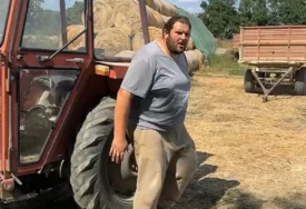 (VIDEO) "NEGDJE NA BALKANU" Urnebesni snimak zapalio mreže, čovjek diže zadnji dio TRAKTORA golim rukama
