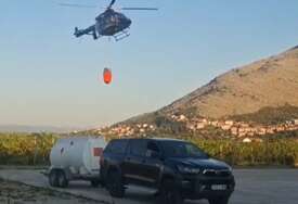HELIKOPTERI GASE POŽAR KOD TREBINJA U jednom naletu izbace do 20 tona vode, vatrena stihija se približila kućama