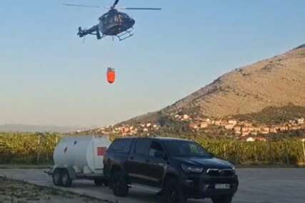 HELIKOPTERI GASE POŽAR KOD TREBINJA U jednom naletu izbace do 20 tona vode, vatrena stihija se približila kućama