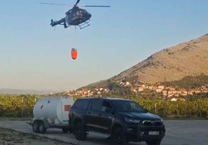 HELIKOPTERI GASE POŽAR KOD TREBINJA U jednom naletu izbace do 20 tona vode, vatrena stihija se približila kućama