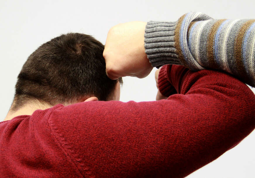 SAZNAJEMO Hapšenje u Banjaluci: Zatvorio i tukao sugrađanina palicom, prijeti mu do 3 godine zatvora