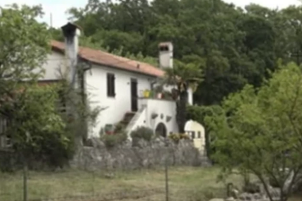 KUĆA STARA 400 GODINA Vedrana Rudan je ovdje živjela tokom svog života, ruševina, ali ispunjena smijehom i humorom