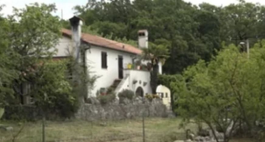 KUĆA STARA 400 GODINA Vedrana Rudan je ovdje živjela tokom svog života, ruševina, ali ispunjena smijehom i humorom
