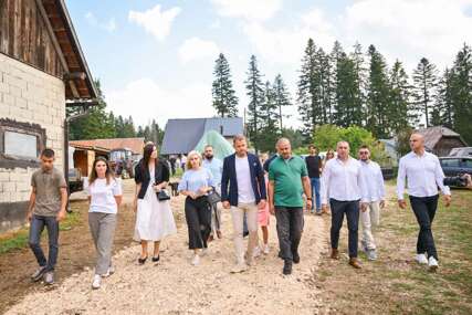 (FOTO) Proizvodu 500 litara mlijeka dnevno: Stanivuković u posjeti porodici Mitrović u Han Pijesku