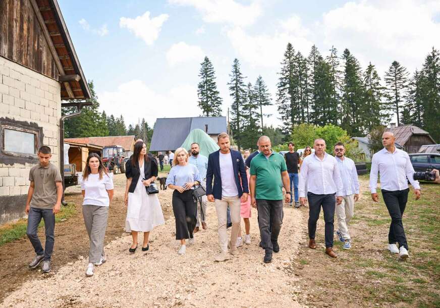 (FOTO) Proizvodu 500 litara mlijeka dnevno: Stanivuković u posjeti porodici Mitrović u Han Pijesku