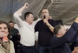 (VIDEO) „Ej, dušmani, prokleto vam bilo“ Đajić zapjevao na NARODNOM ZBORU u Moštanici
