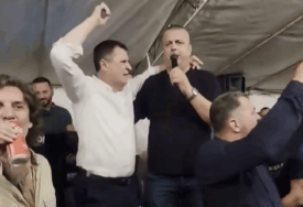 (VIDEO) „Ej, dušmani, prokleto vam bilo“ Đajić zapjevao na NARODNOM ZBORU u Moštanici