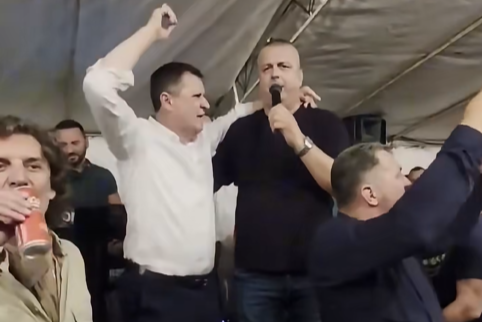 (VIDEO) „Ej, dušmani, prokleto vam bilo“ Đajić zapjevao na NARODNOM ZBORU u Moštanici
