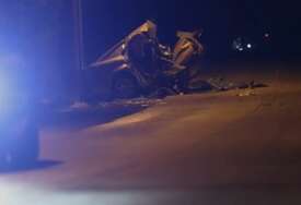 (VIDEO) Poginuli žena i dva muškarca: Vozilo udarilo u stub i prepolovilo se