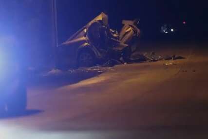 (VIDEO) Poginuli žena i dva muškarca: Vozilo udarilo u stub i prepolovilo se