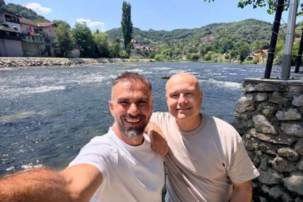 (FOTO) Vučević i Mićin objavili fotografiju s puta: Na motorima krenuli ka Mrkonjić Gradu, pa zastali da se osvježe u Vrbasu
