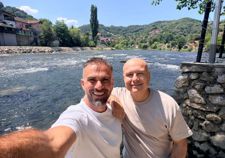 (FOTO) Vučević i Mićin objavili fotografiju s puta: Na motorima krenuli ka Mrkonjić Gradu, pa zastali da se osvježe u Vrbasu