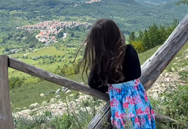 (VIDEO) „SMUČILA NAM SE NAŠA ZEMLJA“ Mladi bračni par otkrio zašto se preselio u Italiju, pogledajte koliko ih koštaju režije, vrtić i hrana