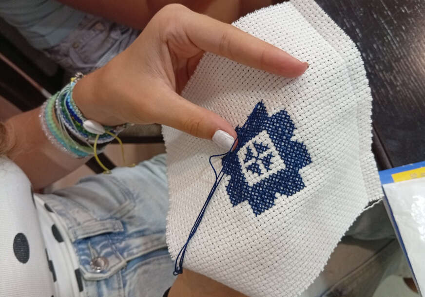 (FOTO) Mala škola zmijanjskog veza: Djeca kroz radionicu uče o tradiciji i svojim radovima pomažu drugima