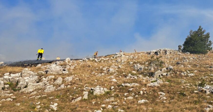 (FOTO) Ponovo pojačani resursi Oružanih snaga BiH: Angažovan još jedan helikopter na gašenju požara u Mrkonjić Gradu