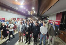 (FOTO) I stari i mladi na tribini US u Derventi: Stevandić poručio da stranka ima superioran nacionalni i ekonomski program