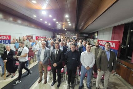 (FOTO) I stari i mladi na tribini US u Derventi: Stevandić poručio da stranka ima superioran nacionalni i ekonomski program