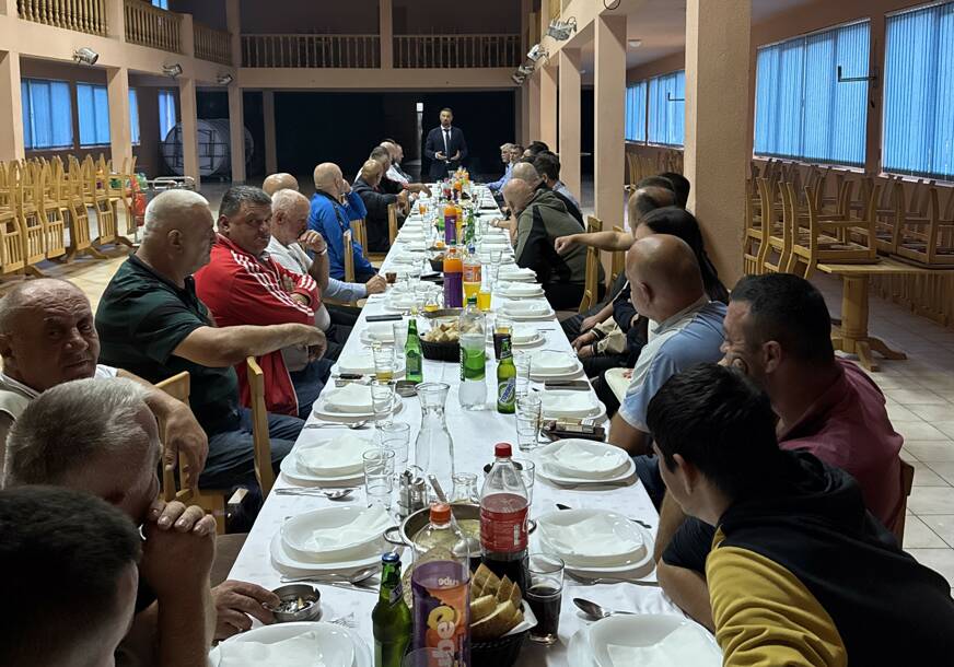 (FOTO) Slavenko Ristić na druženju s građanima Jezera i Šipova: Republika Srpske će imati budućnost samo ako mladi ljudi ostanu ovdje