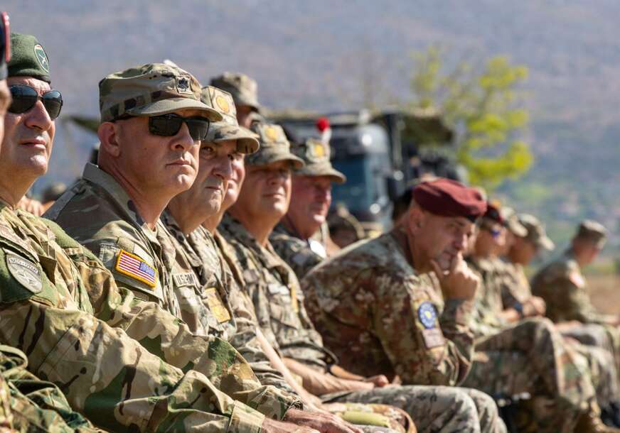 (FOTO) Desant na Mostar: EUFOR na vježbi "Brzi odgovor" prvi put angažovao padobrance, cilj je siguran život za sve građane BiH