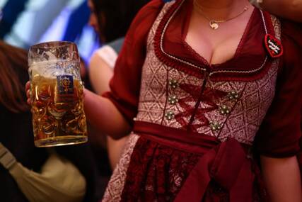 CIJENA PIVA NA OKTOBERFESTU OBARA REKORDE Za jednu kriglu ove godine treba izdvojiti čak 15 evra